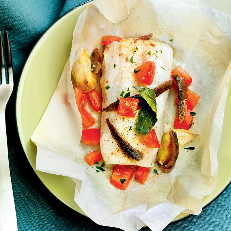 Dos de cabillaud, filets d'anchois et ail en chemise
