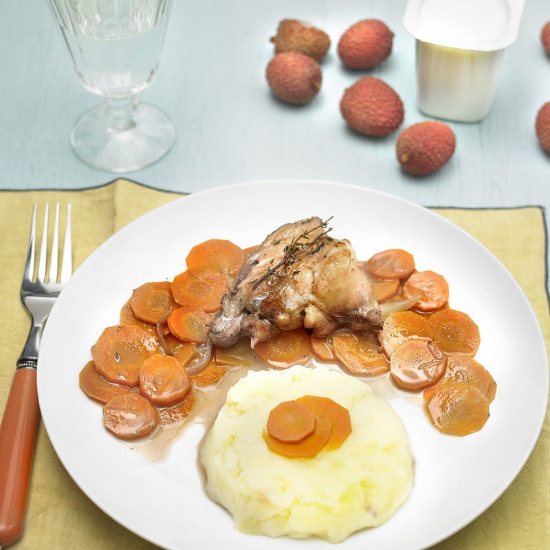 Photo de/du Lapin sauce au vin rouge et purée de pommes de terre, yaourt et fruit par WW