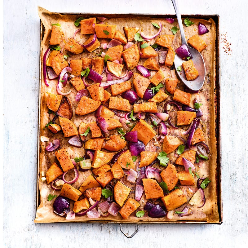 Patate douce rôtie aux oignons rouges