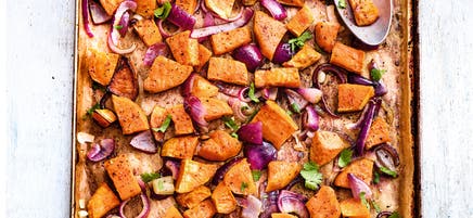 Patate douce rôtie aux oignons rouges