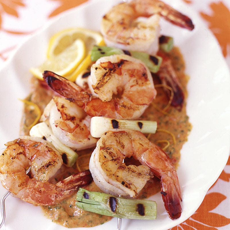 Photo de/du Brochettes de crevettes et oignons nouveaux et sauce aux poivrons grillés par WW