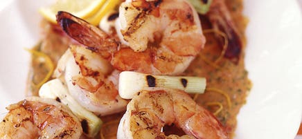 Brochettes de crevettes et oignons nouveaux et sauce aux poivrons grillés