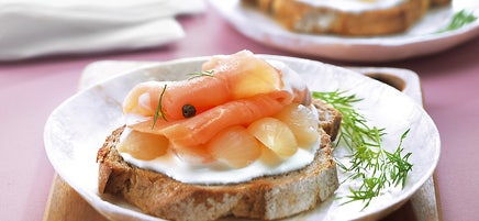 Bruschetta de seigle au saumon fumé
