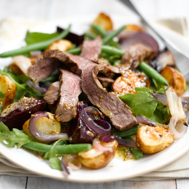Photo de/du Salade de pommes de terre, rôti de bœuf et betterave et sa sauce moutarde par WW
