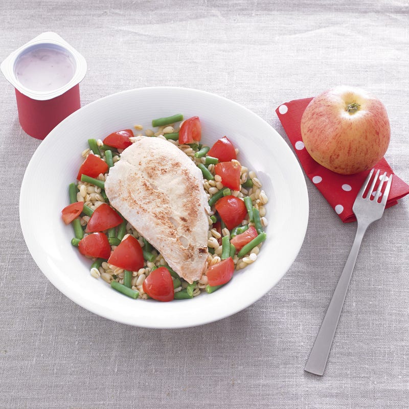 Poulet rôti et salade composée, yaourt et fruit