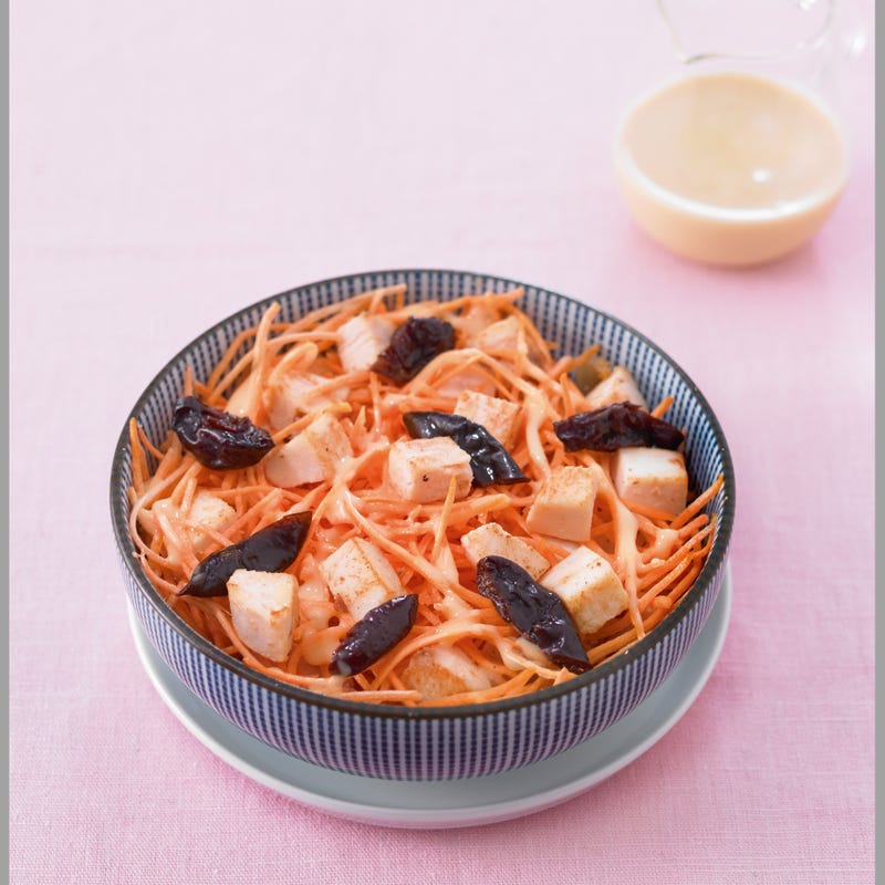 Carottes râpées, poulet et pruneaux
