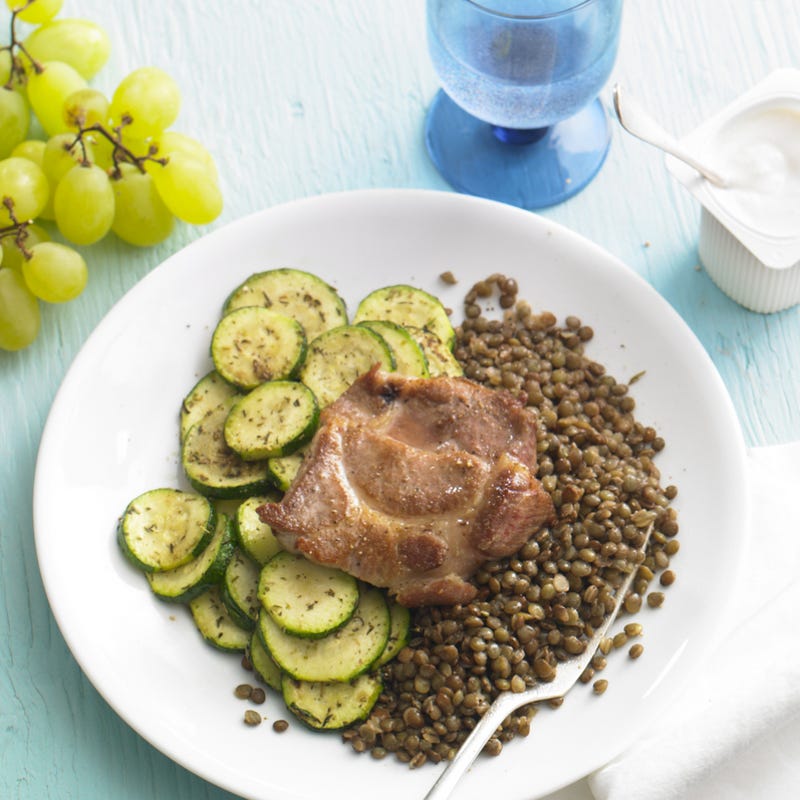 Rôti de porc et lentilles, yaourt et fruit