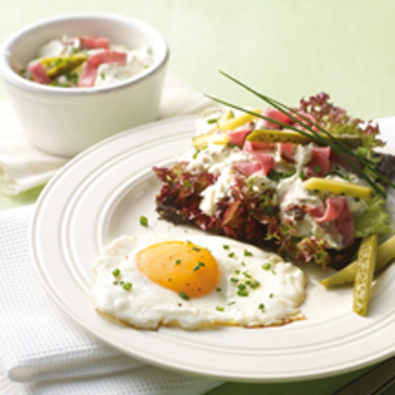 Foto van Boterhammen met vleessalade en spiegelei door WW