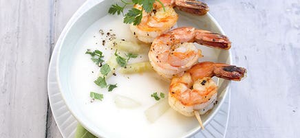 Soupe aux asperges et brochettes de crevettes
