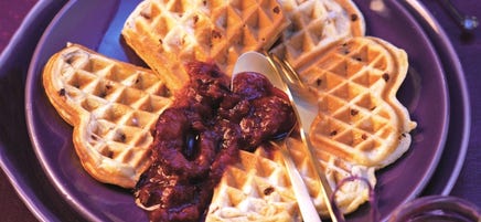 Gaufres au chocolat et au fromage blancaccompagnées de compote de prunes