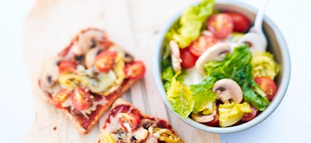 Toasts pizzas et salade croquante