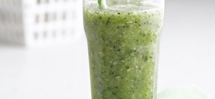Groene smoothie met kiwi en komkommer