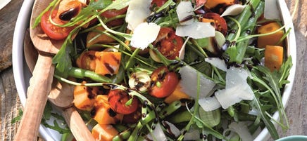 Salade van zoete aardappel met rucola en Parmezaanse kaas