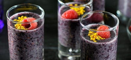 Paarse weelde smoothie van granaatappel en blauwe bessen