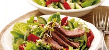 Zomerse salade met runderreepjes