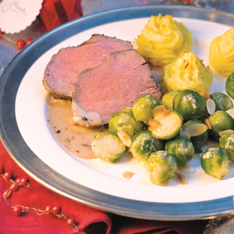 Foto van Ossenhaas in een peper-jeneverbesjasje en een rode bessensaus door WW