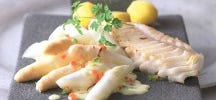 Kabeljauw met witte asperges in saffraansaus