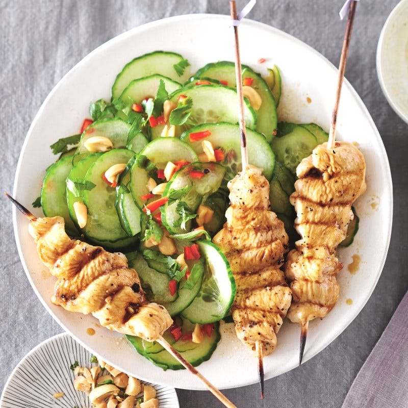 Photo de Petites brochettes de poulet et salade asiatique de concombres prise par WW