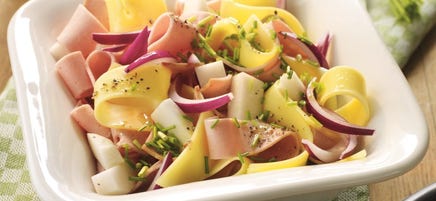 Salade van rammenas, ham en kaas