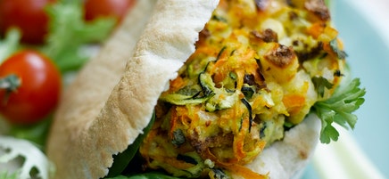 Vegetarische halloumiburgers in pita's