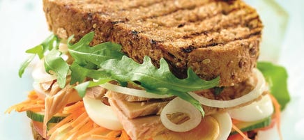 Pain garni aux légumes et au thon