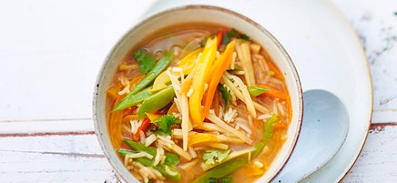 Soupe asiatique de mange-tout et de riz