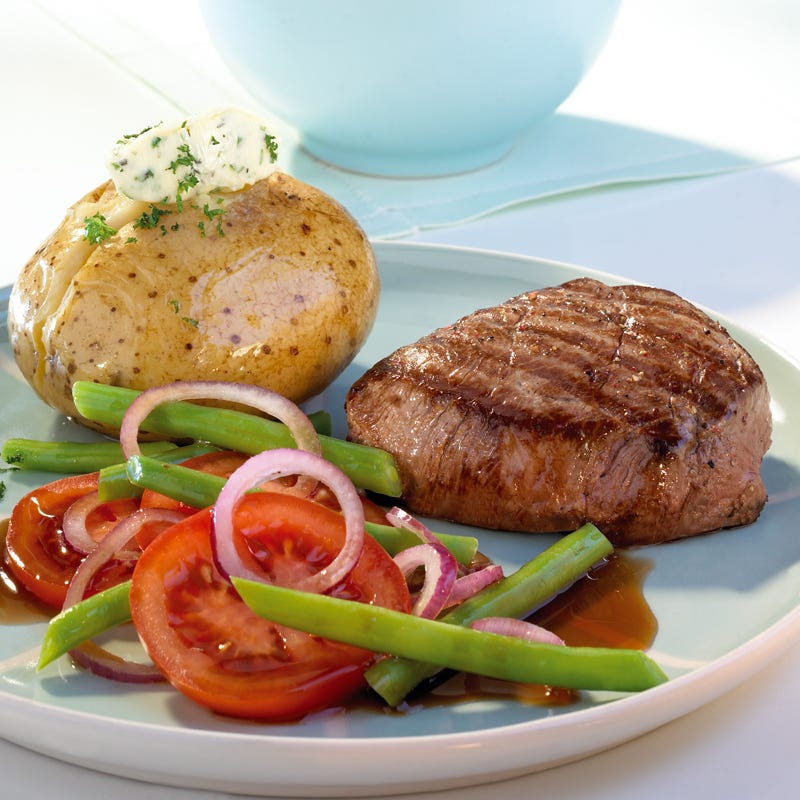 Foto van Steak met aardappel in de schil door WW