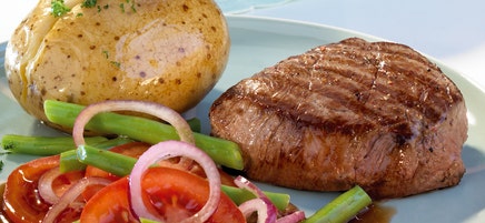 Steak met aardappel in de schil