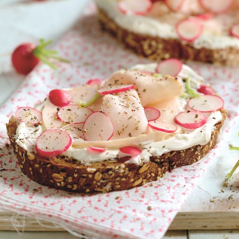Foto van Roggevolkorenbrood met kipfilet en radijsjes door WW