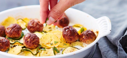 Plat de pommes de terre, courgettes et boulettes au four