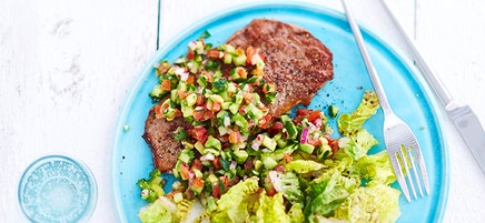Bifteck et salsa d'avocat et de citron vert