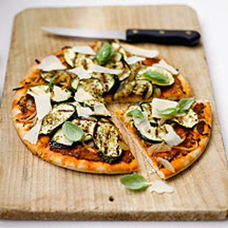 Foto van Pizza met pesto en Parmezaanse kaas door WW