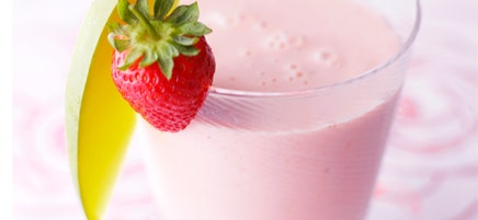 Smoothie aux fraises et à la mangue