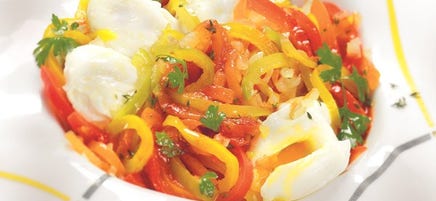 Oeuf poché sur compotée de poivrons