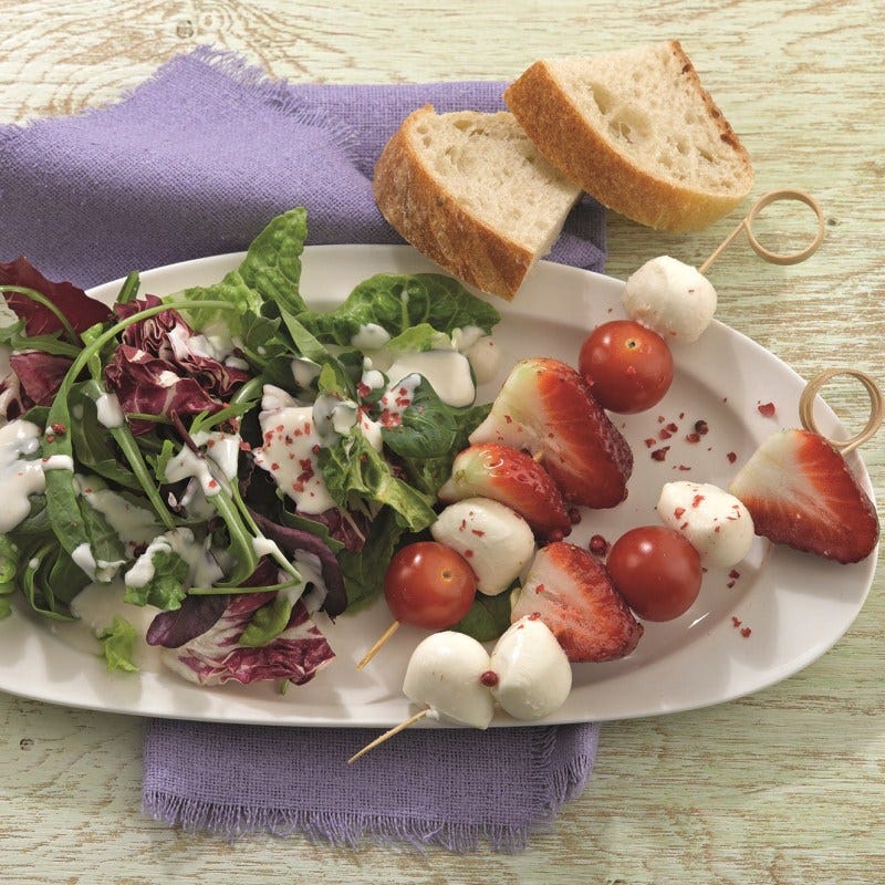 Foto van Aardbei-mozzarellaspiesjes met roze peper door WW