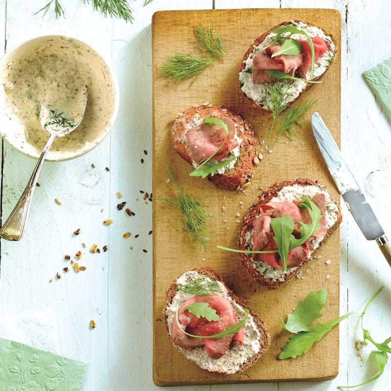 Foto van Roggevolkorenbrood met rosbief en graanmosterd door WW