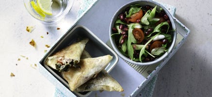 Spinazie samosa’smet granaatappelsalade