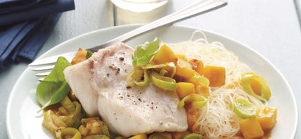 Curry-vispannetje met mango