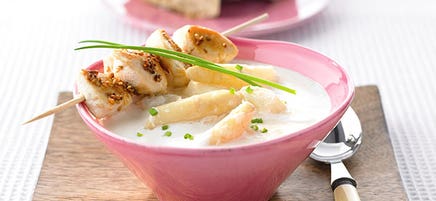 Soupe d’asperges et brochettes de poulet au sésame