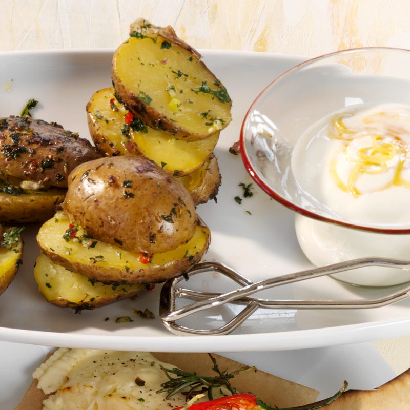Foto van Kruidige aardappelen in aluminiumfolie met yoghurt-citroendipsaus door WW