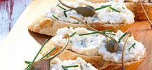 Crostini met kipsalade