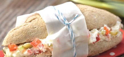 Petits pains de sésame et salade de camembert