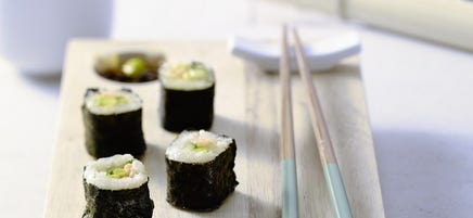 Sushi avec avocat, concombre et saumon