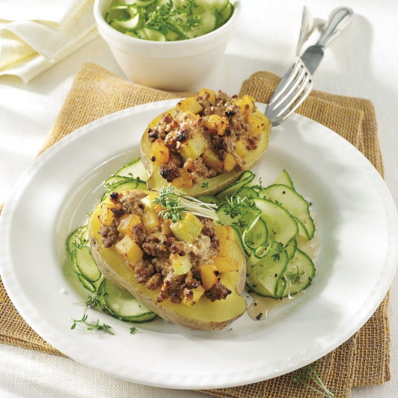 Photo de Pommes de terre farcies et salade au concombre et tomates cerises prise par WW