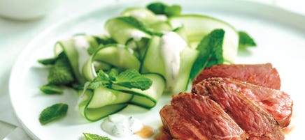 Steak d’agneau et salade tzatziki