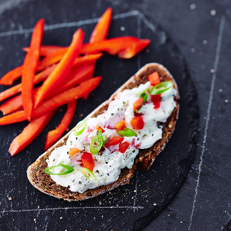 Foto van Grof roggebrood met paprikaroomkaas door WW