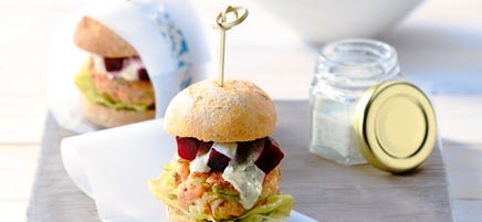 Burger de saumon et salade de concombre
