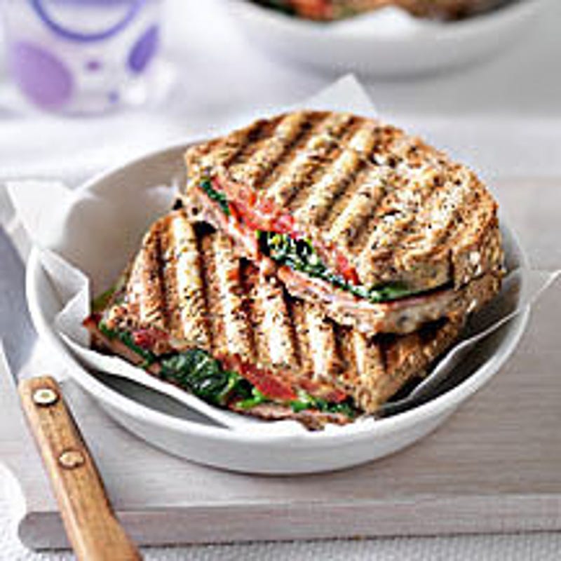 Foto van Croque-monsieur met kaas, spinazie, tomaat en spek door WW