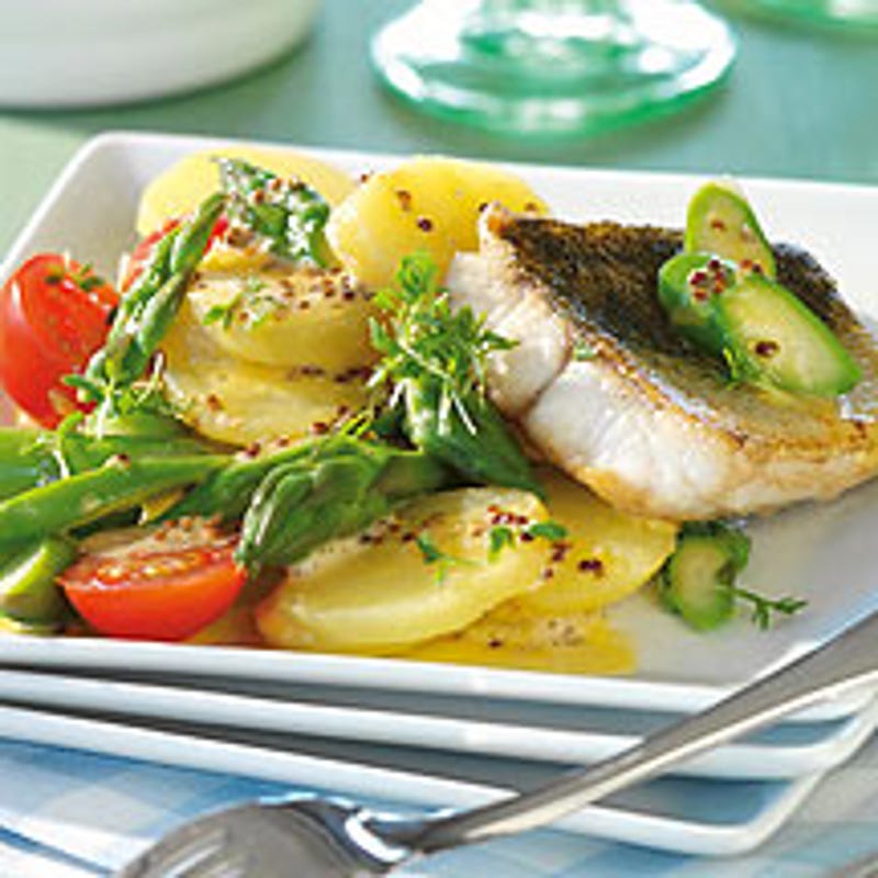Foto van Aardappel-aspergesalade met gebakken snoekbaarsfilet door WW