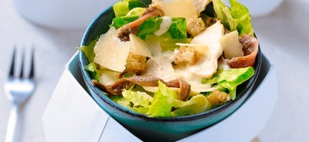 Salade César au poulet et aux anchois